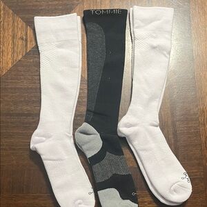 TOMMIE COPPER Men's Compression Socks - Black and White 3 pair   Large new